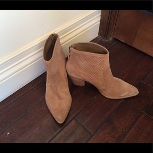 Size US 9, camel color, treasure and bond booties
